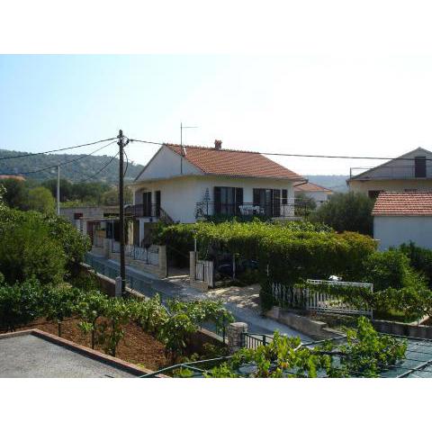 Apartments with a parking space Vinisce, Trogir - 12637