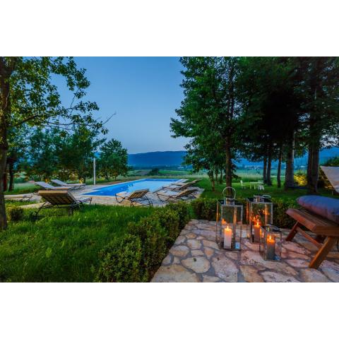 Beautiful cottage with heated pool for 16 ppl