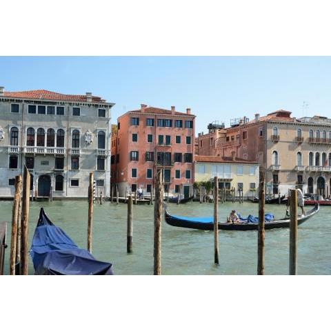Charming Apartment On Grand Canal