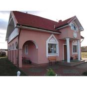 Gemütliches Rosarotes Ferienhaus für 10 Personen zwischen Stettiner Haff und Ückermünder Heide