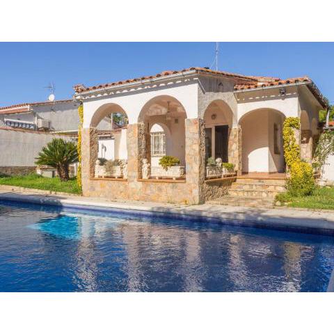 Holiday home with private swimming pool and spacious terrace on the Costa Brava