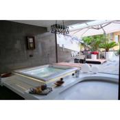 Last minute Garden and jacuzzi,the most gorgeus !