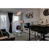 Modern Apt near Old Town - King Bed - Free Parking