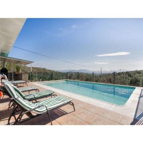 Pretty Holiday Home in Villanueva de Tapia with Private Pool