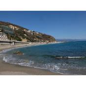 Quieta casetta in una Liguria insolita