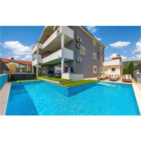 Stunning home in Kastel Novi with 7 Bedrooms, Sauna and WiFi