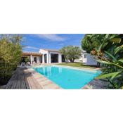 Superbe villa avec piscine chauffée à proximité du centre village