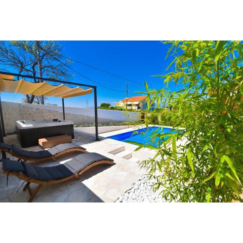 Villa Village Idylle with heated pool, sauna, jacuzzy and private parking